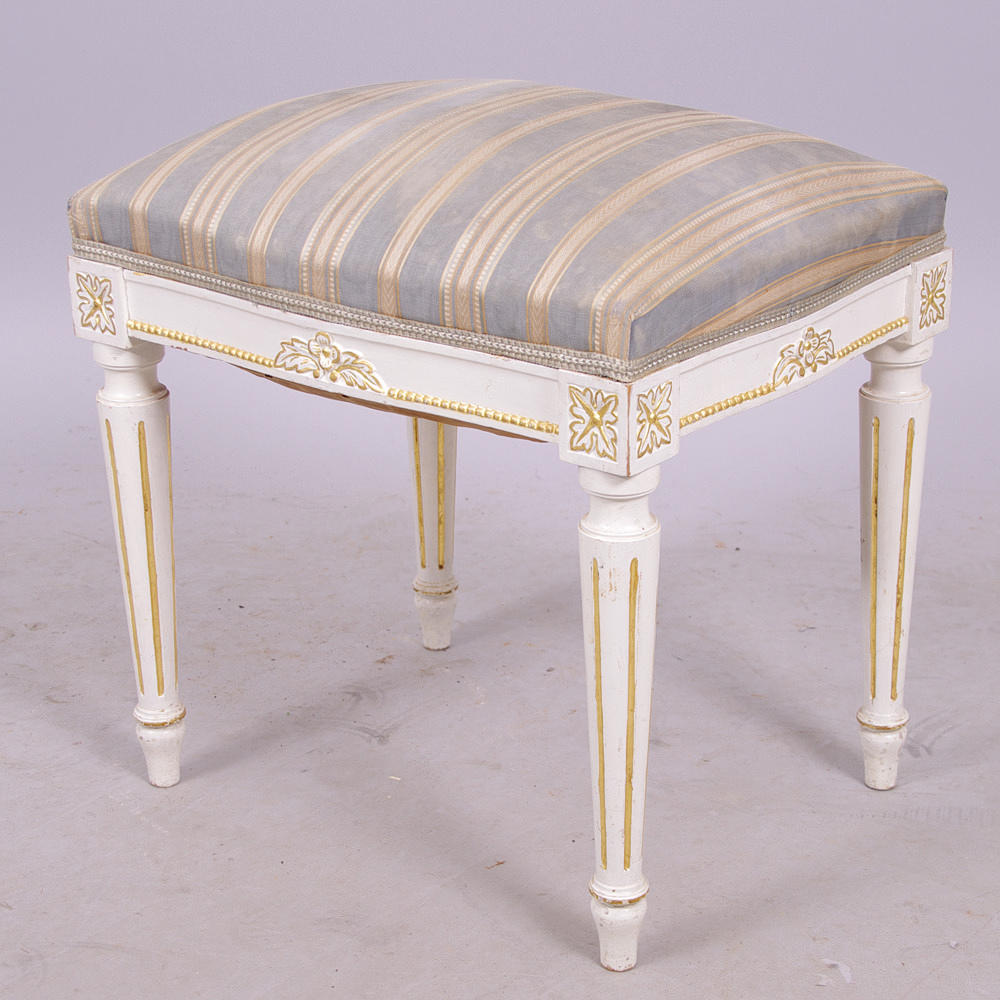 PALL, vitmålad med förgyllningar, gustaviansk stil, 1900-tal.