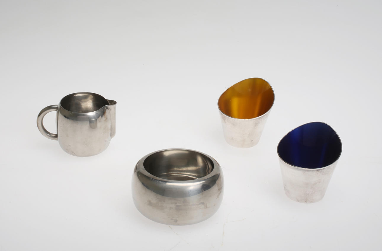 SKÅLAR samt GRÄDDKANNA, 4 delar, Design Timo Sarpaneva samt MEKA, Danmark.