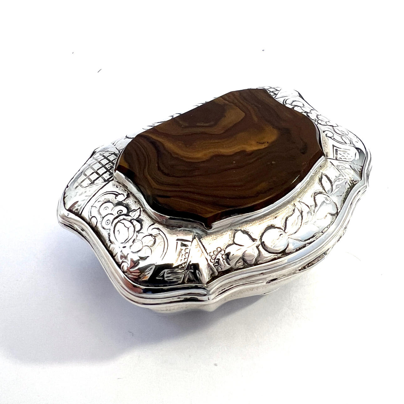 SCHNUPFTABAKDOSE. SILBER, ACHAT. um 1760. Rokoko.