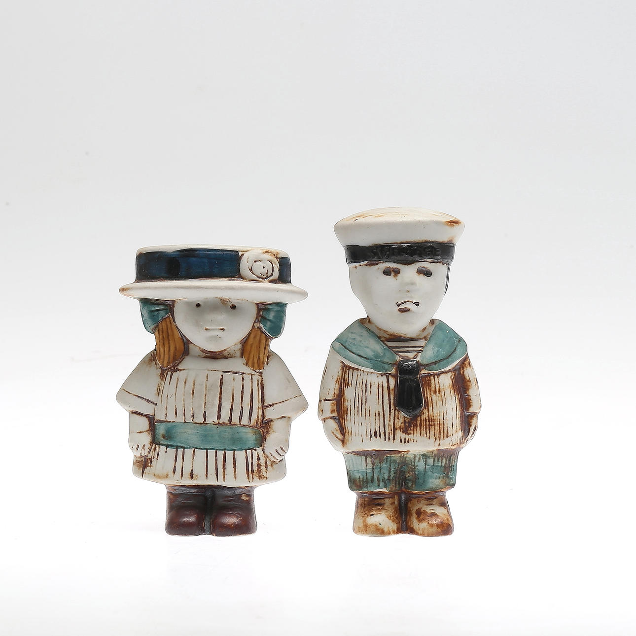 FIGURINER i stengods, 2 st, "Anna" samt "Oscar" ur serien Sekelskifte, Lisa Larson, Gustavsberg.