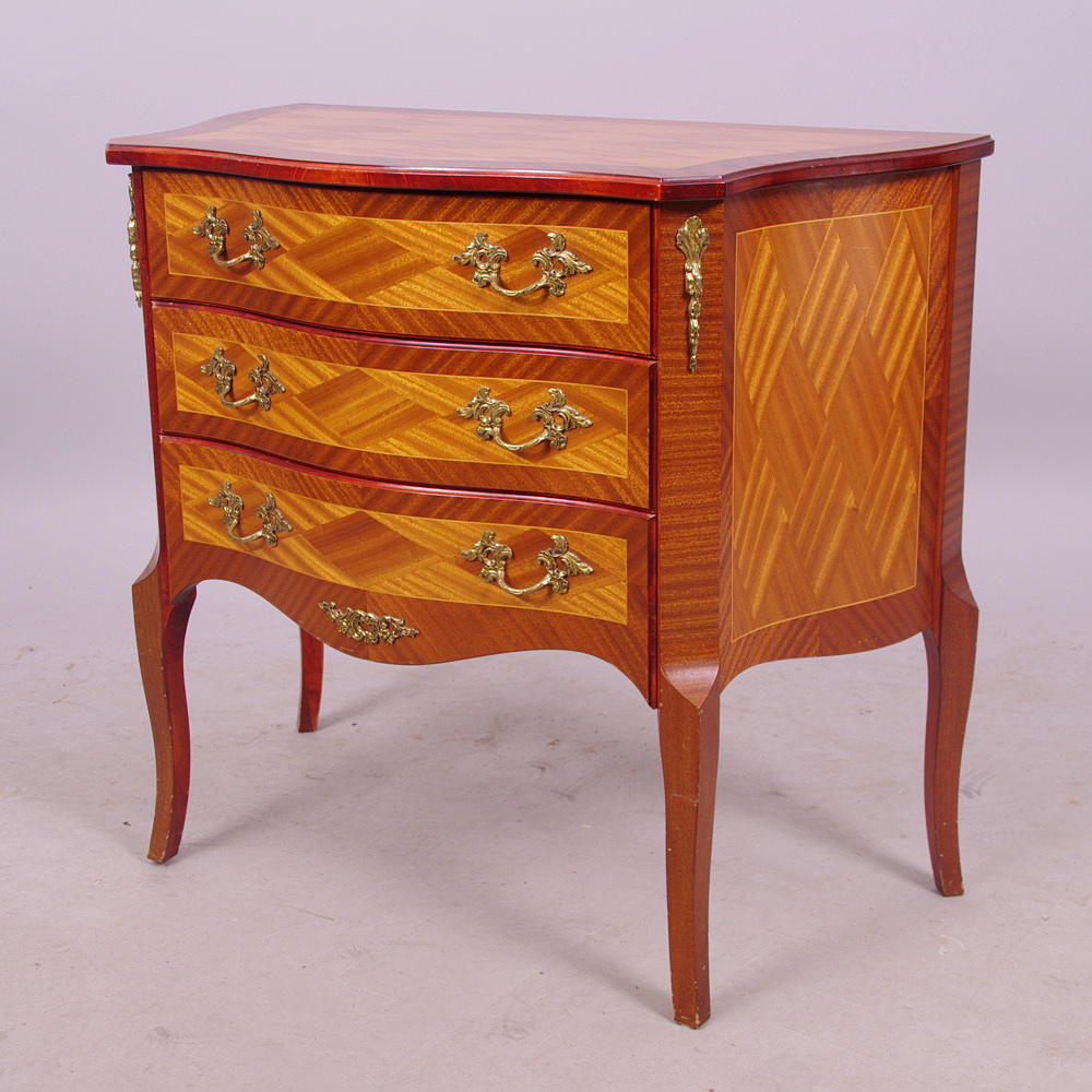 BYRÅ, 3-lådig, mahogny, rokokostil.