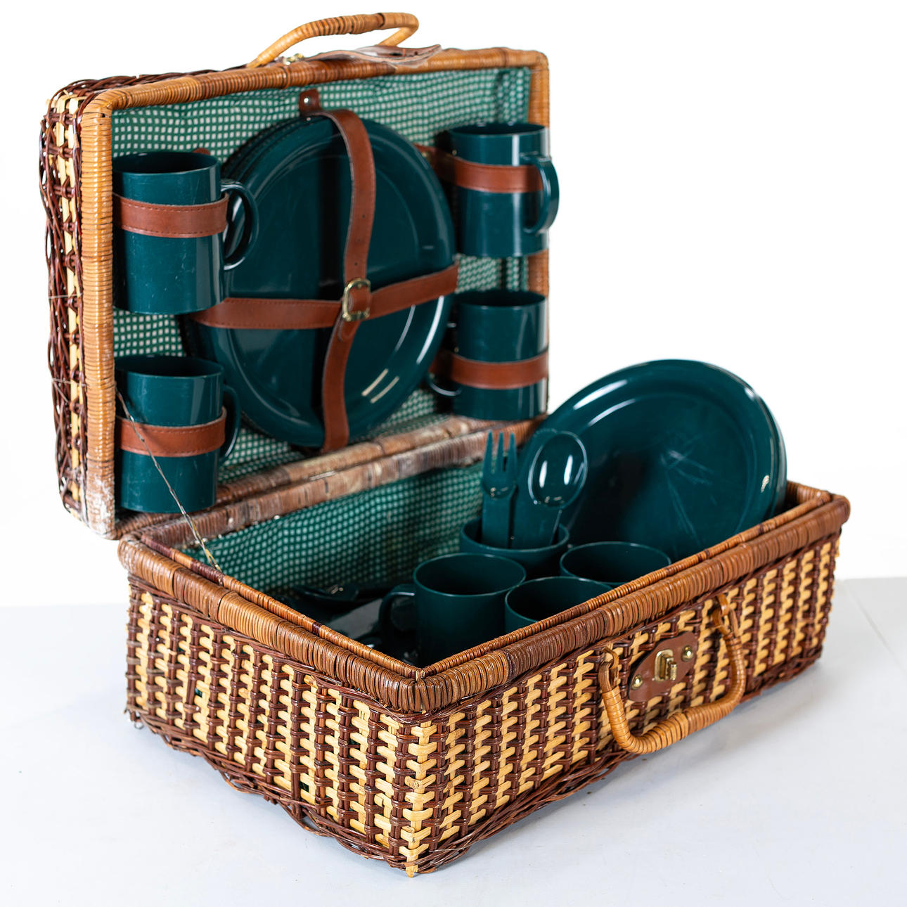 PICKNICKKORG, med innehåll.