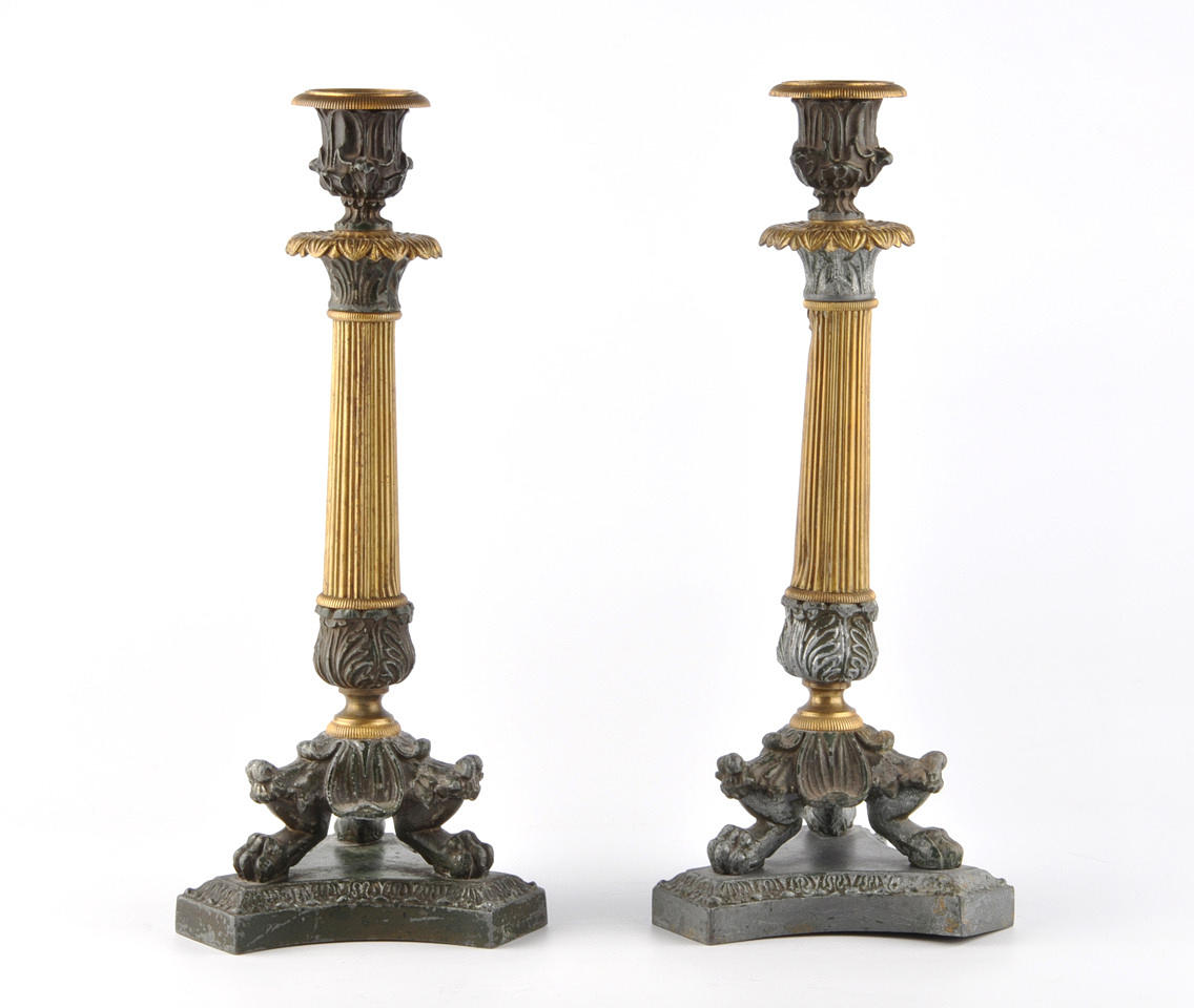 EMPIRE, FRANKREICH. Ett par ljusstakar Balustrar & tassfötter.