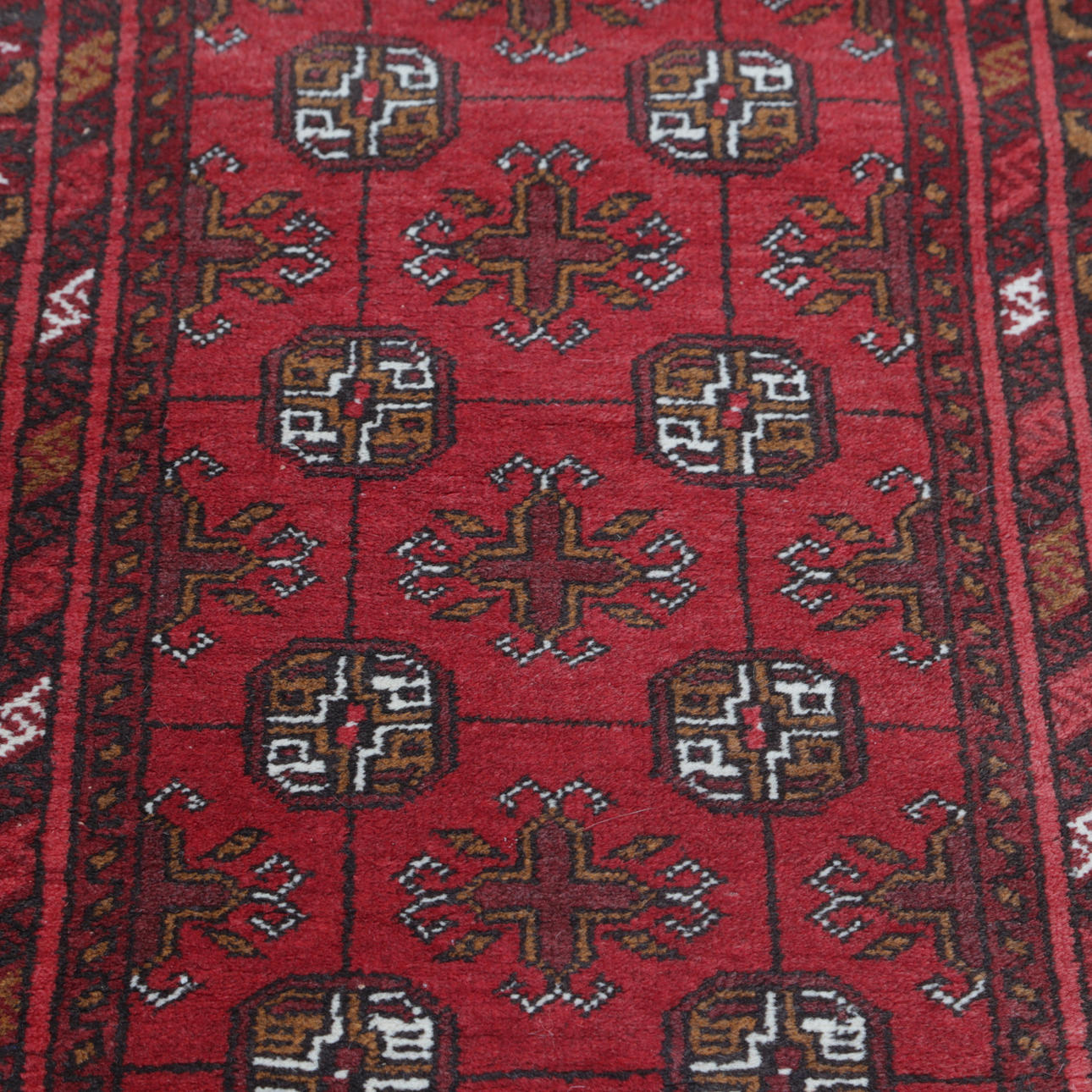 MATTA, röd, 1900-tal. Mattor & Textil - Mattor - Auctionet