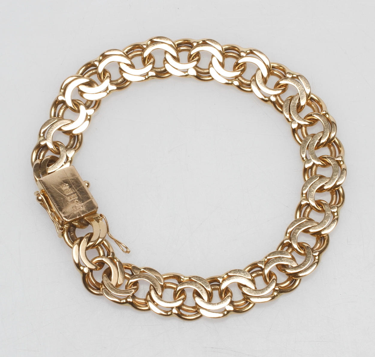 ARMBAND BISMARCK, 18k guld, vikt ca 39 gr.