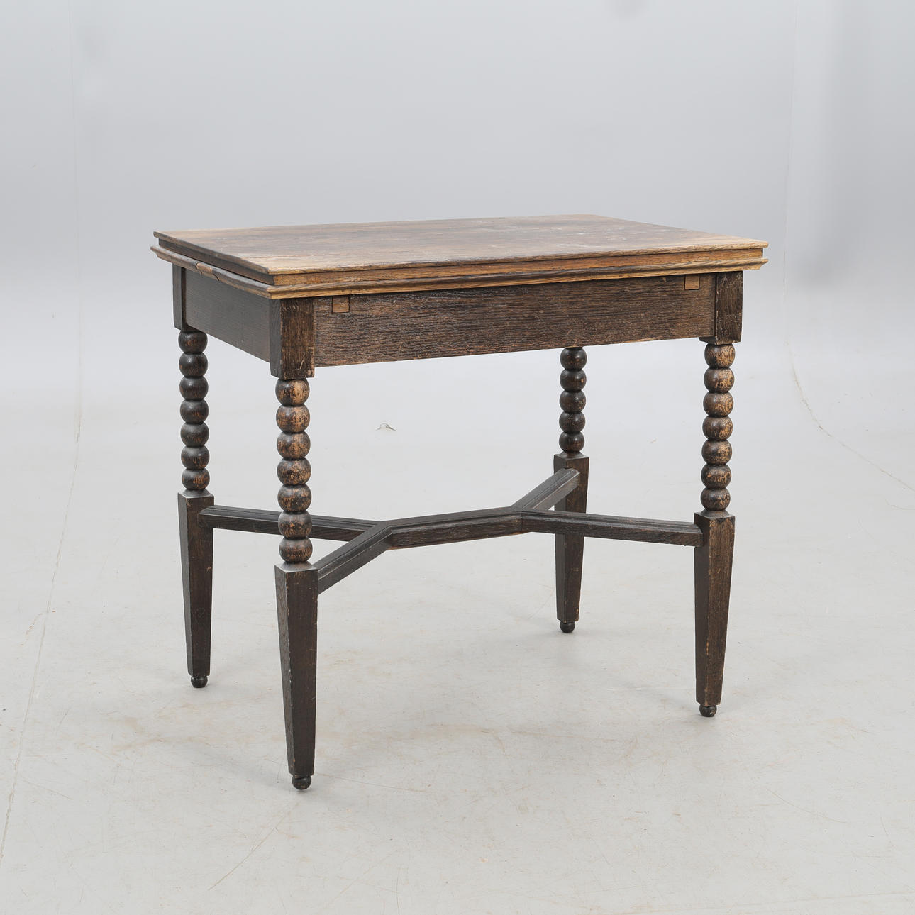 Esstisch, gedrechselte Beine.