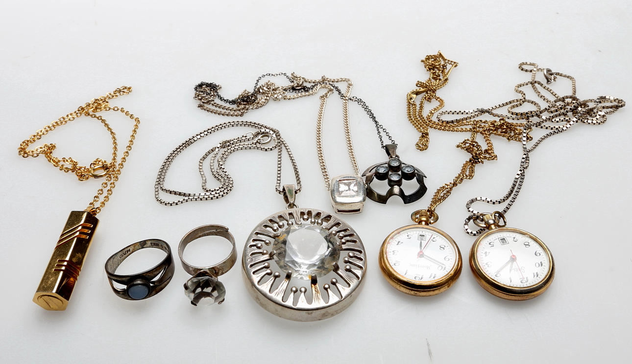 Div smycken samt 2 st mormorsur.