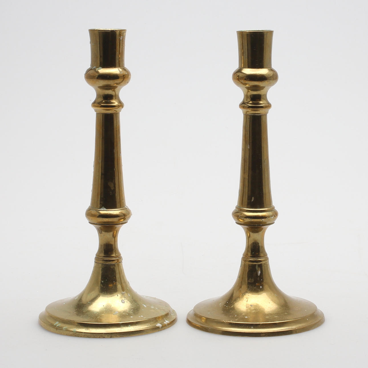 MÄSSINGSLJUSSTAKAR, ett par, 1800-tal.