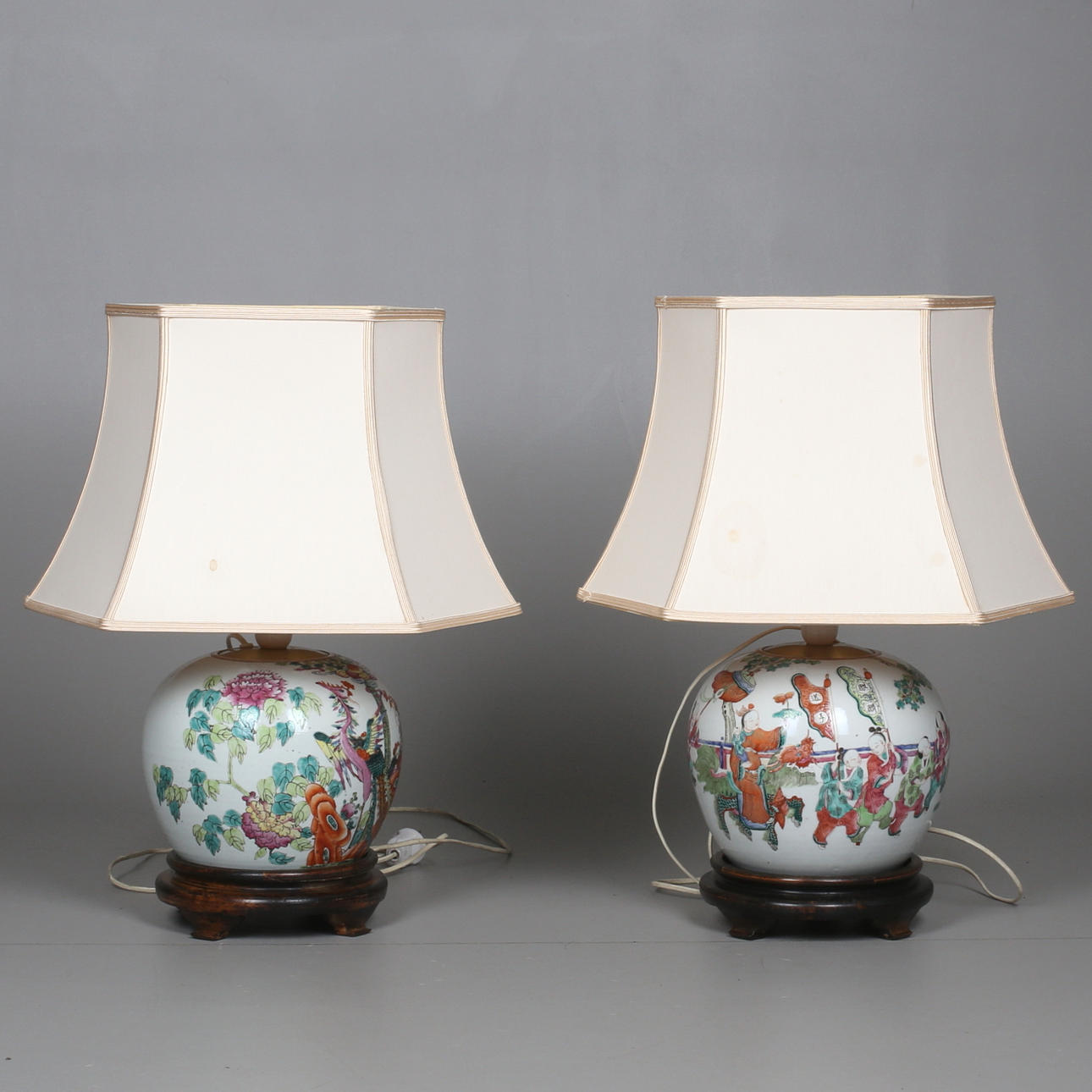 BOJANER med LOCK, 2 st, porslin, Kina, Tongzhi, i form av bordslampor, 1800-tal.