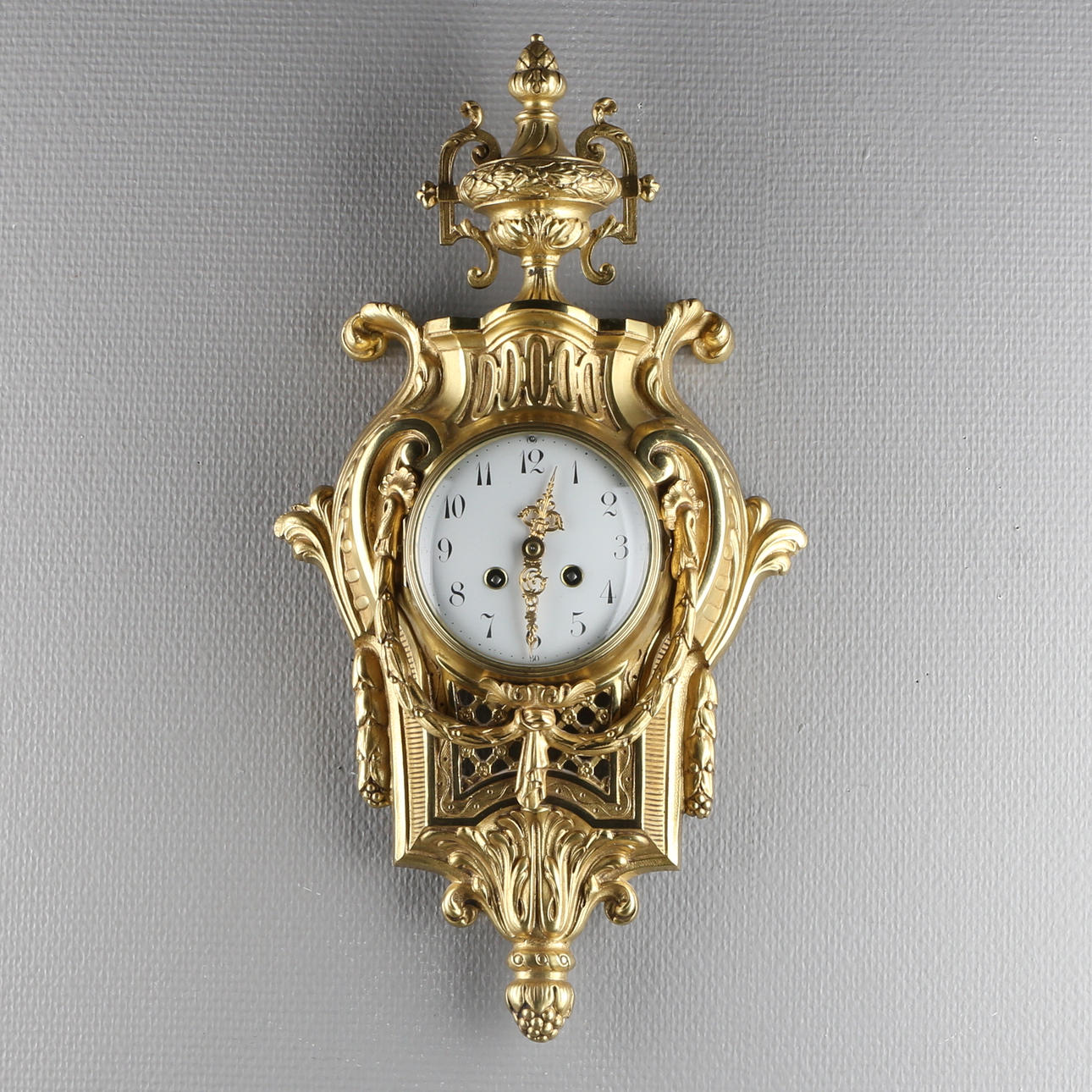 VÄGGUR, gulmetall, emaljerad urtavla, troligen 1900-talets början.