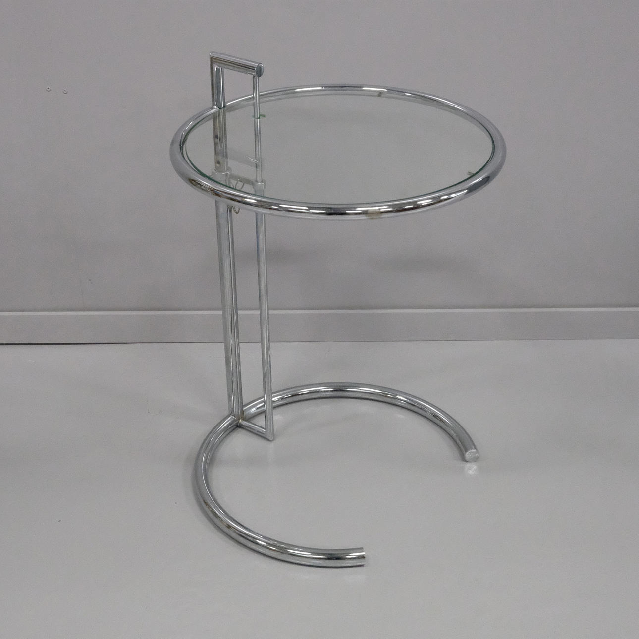 EILEEN GRAY. MESA, MODELO E1027, CROMO Y CRISTAL, MARCA ETIQUETA.