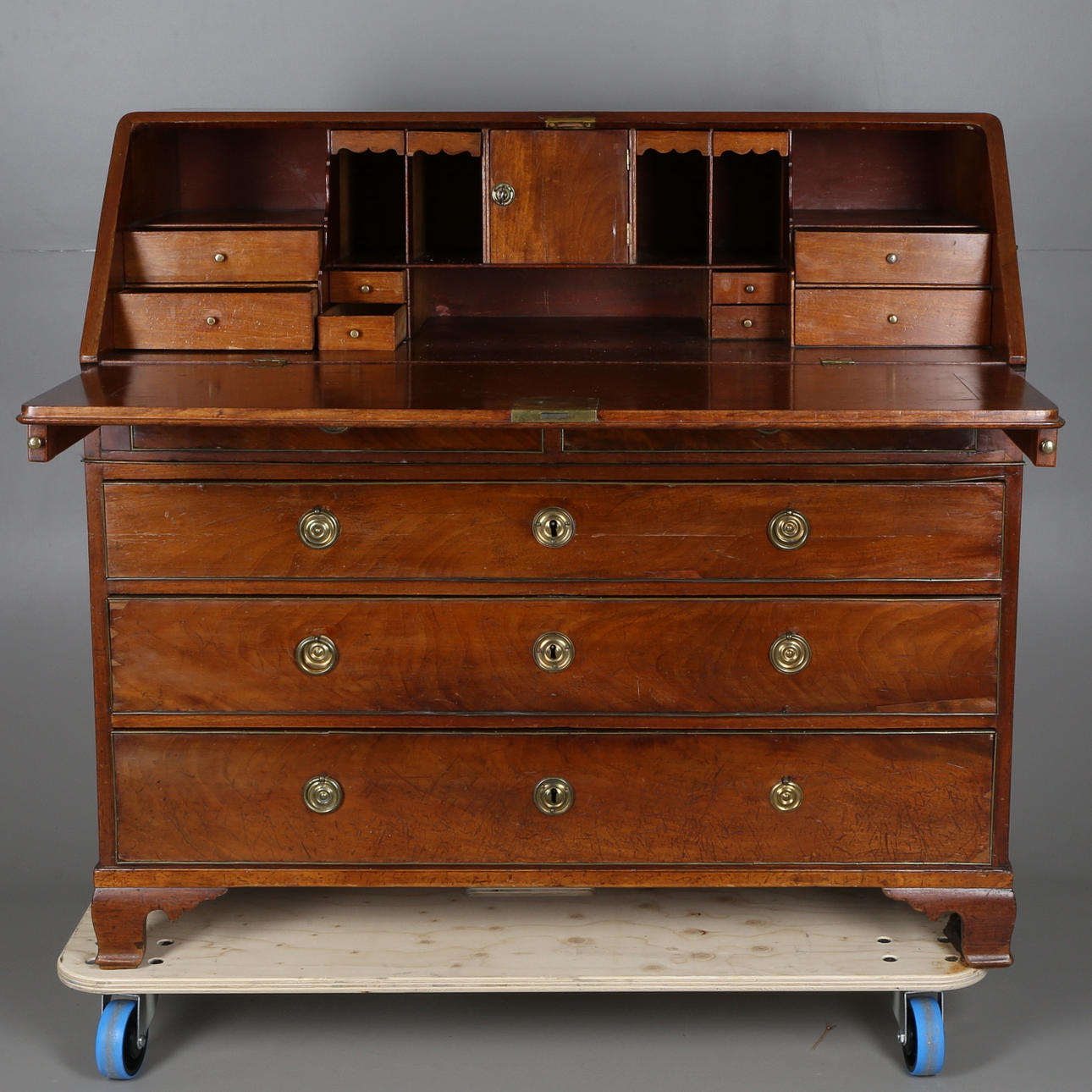 SNEDKLAFFSSEKRETÄR, 2 delar, mahogny, Gustaviansk. Signerad Erik Nyström.