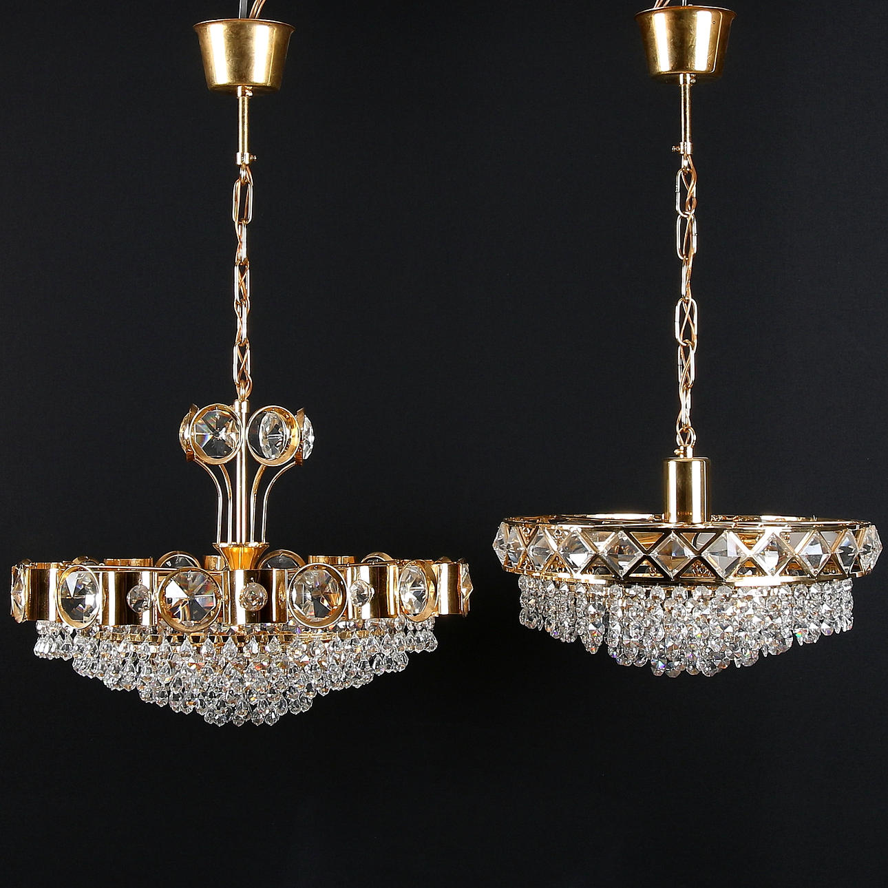 LJUSKRONOR, 2 st, kristall och prismor, 1900-talets andra hälft.