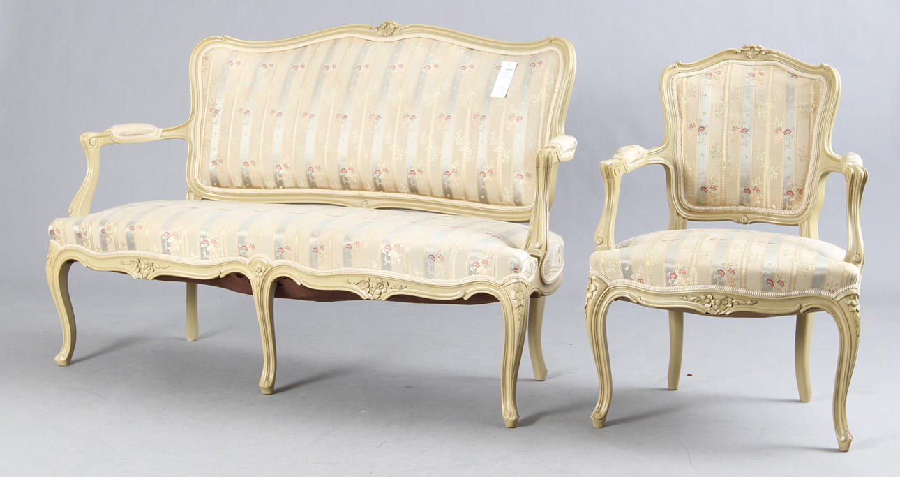 SOFFA samt KARMSTOL, gråmålat, rokokostil, 1900-tal.