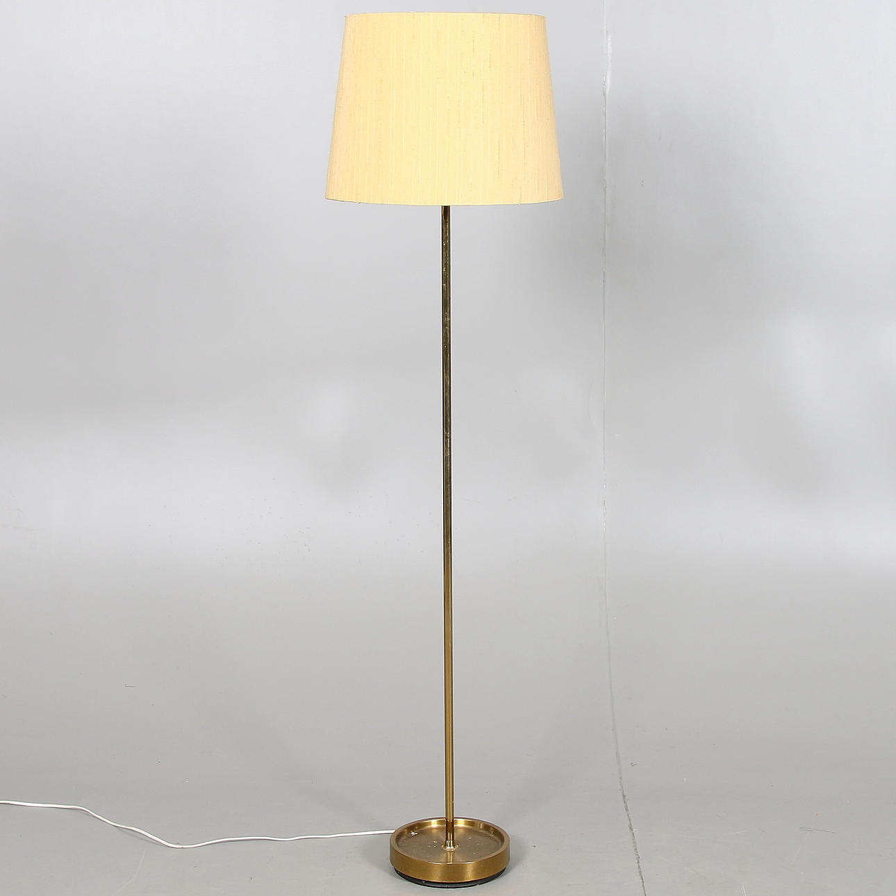 GOLVLAMPA, mässing, Uno & Östen Kristiansson, Luxus, Vittsjö. 1900-talets mitt.