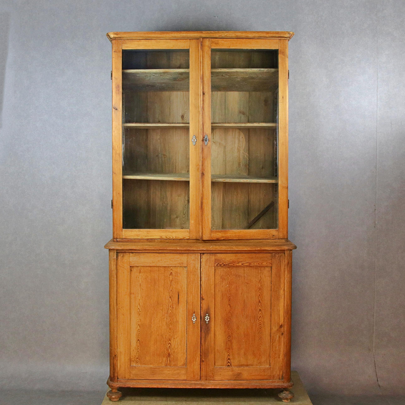 BOOKCASE/DISPLAY CABINET, finished fur, 18/1900s.