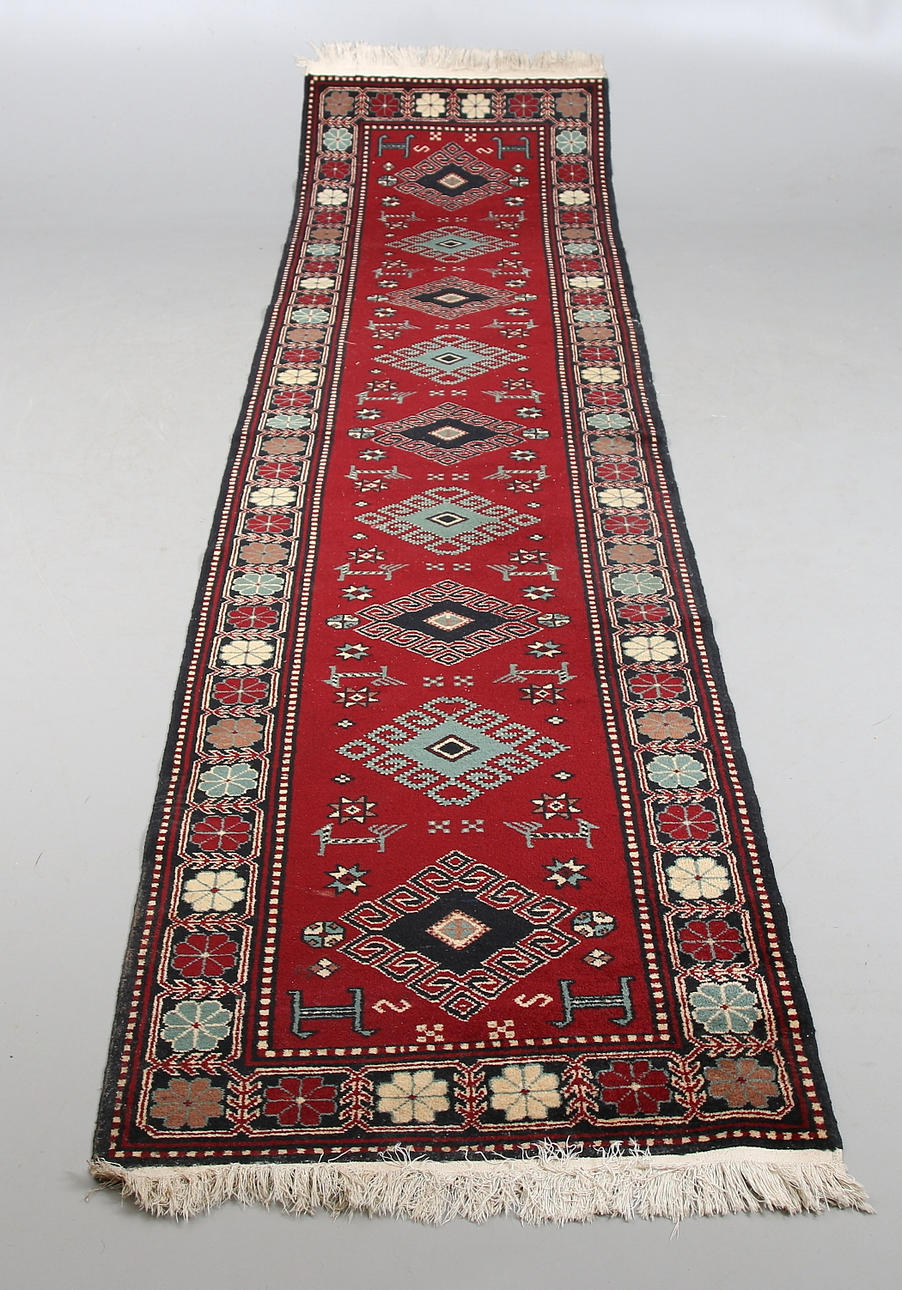 GALLERIMATTA, maskinvävd. 1900-tal. 346 x 82 cm.