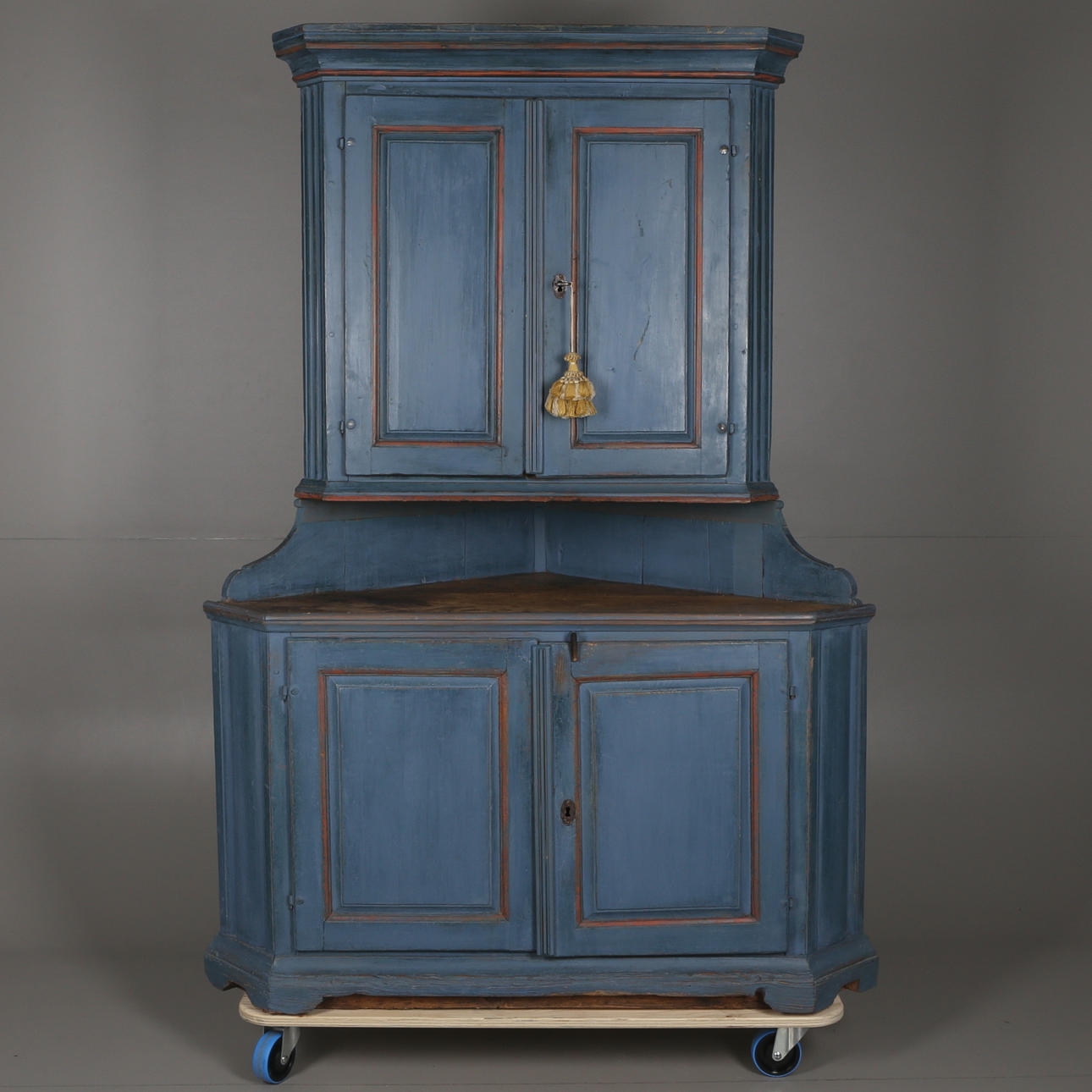 HÖRNSKÅP, allmoge, daterat 1804.