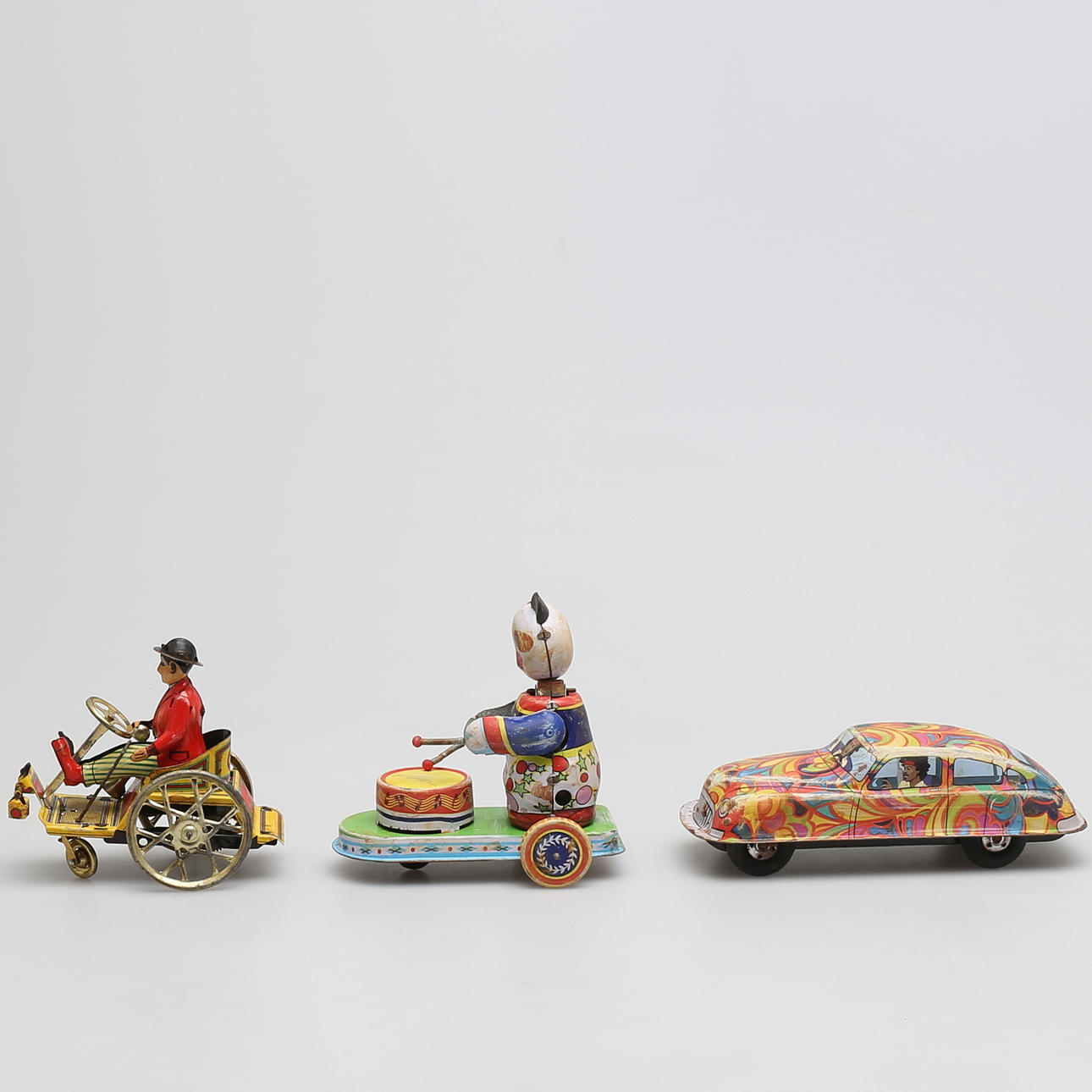 PARTI LEKSAKER i plåt, 3 st, mekaniska, i låda, modern tillverkning.