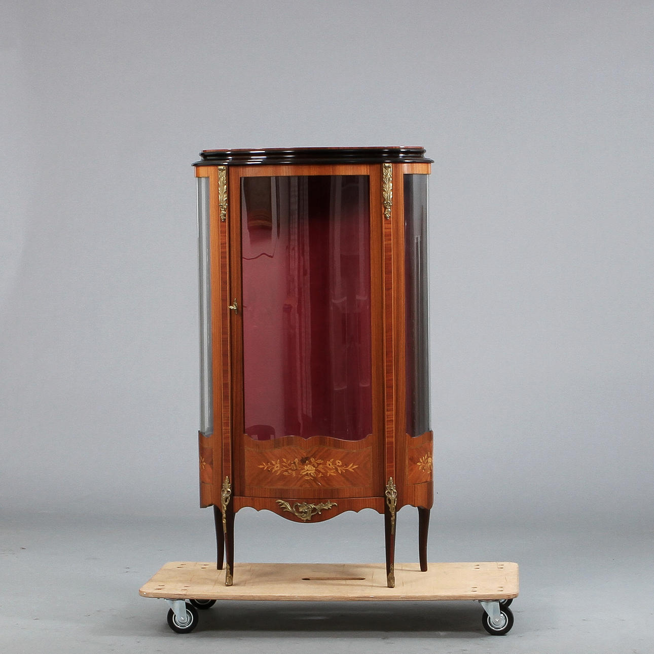 VITRINSKÅP, 1900-tal.