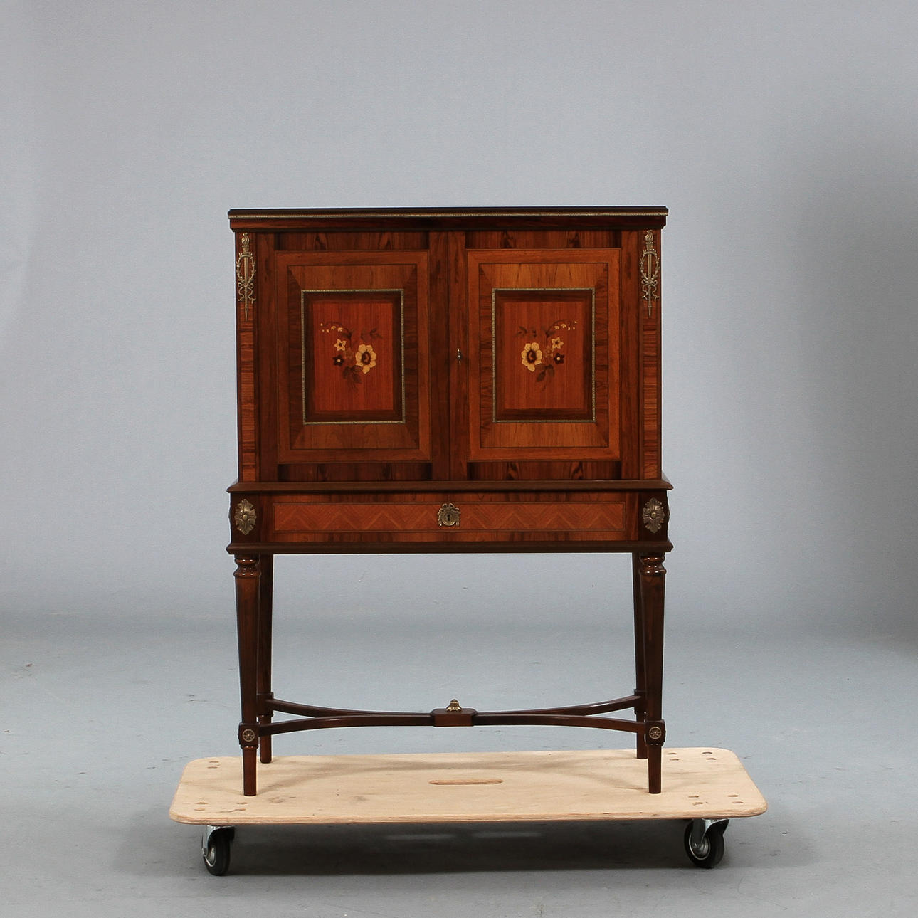 SKÅP, gustaviansk stil, 1900-tal.