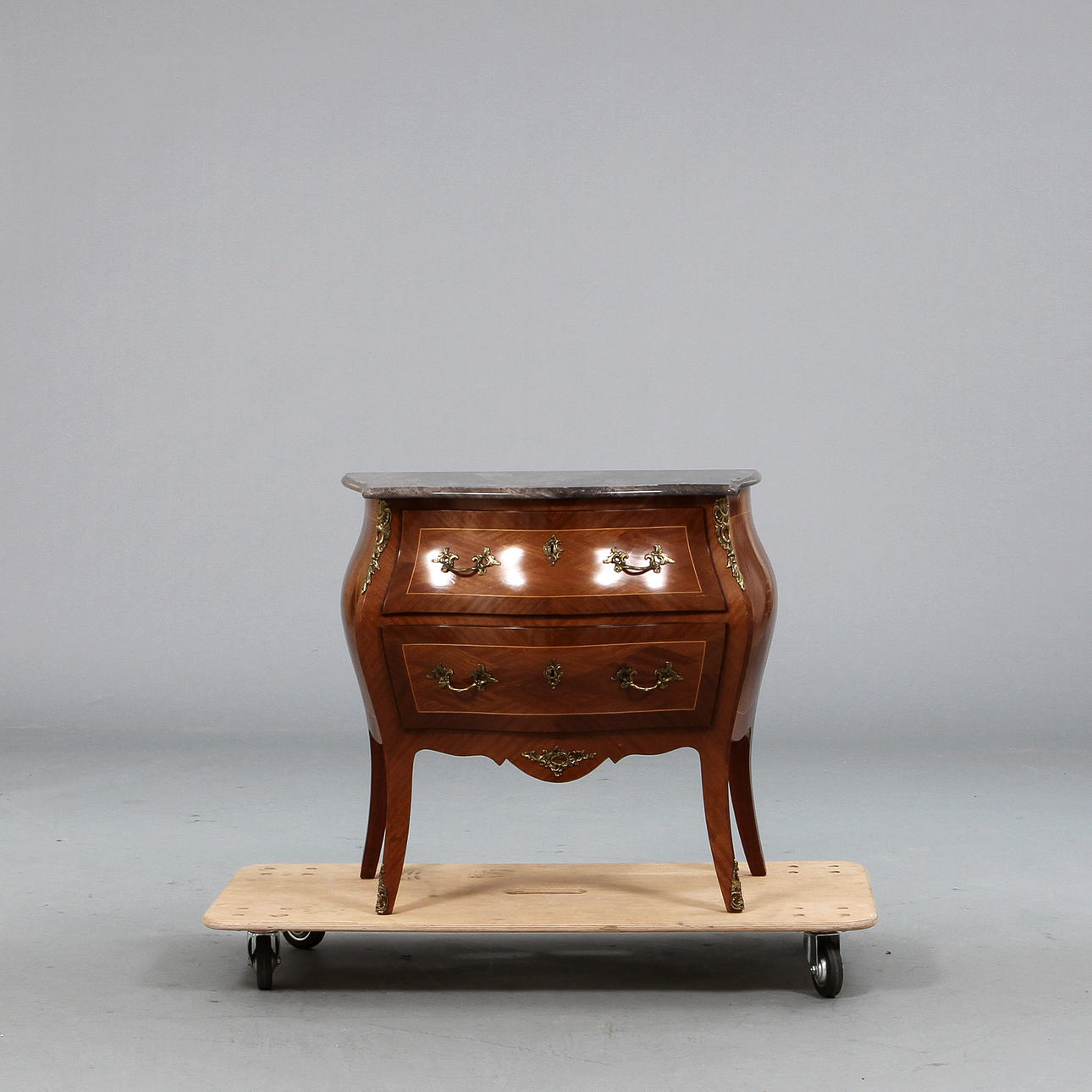 BYRÅ, rokokostil 1900-tal.