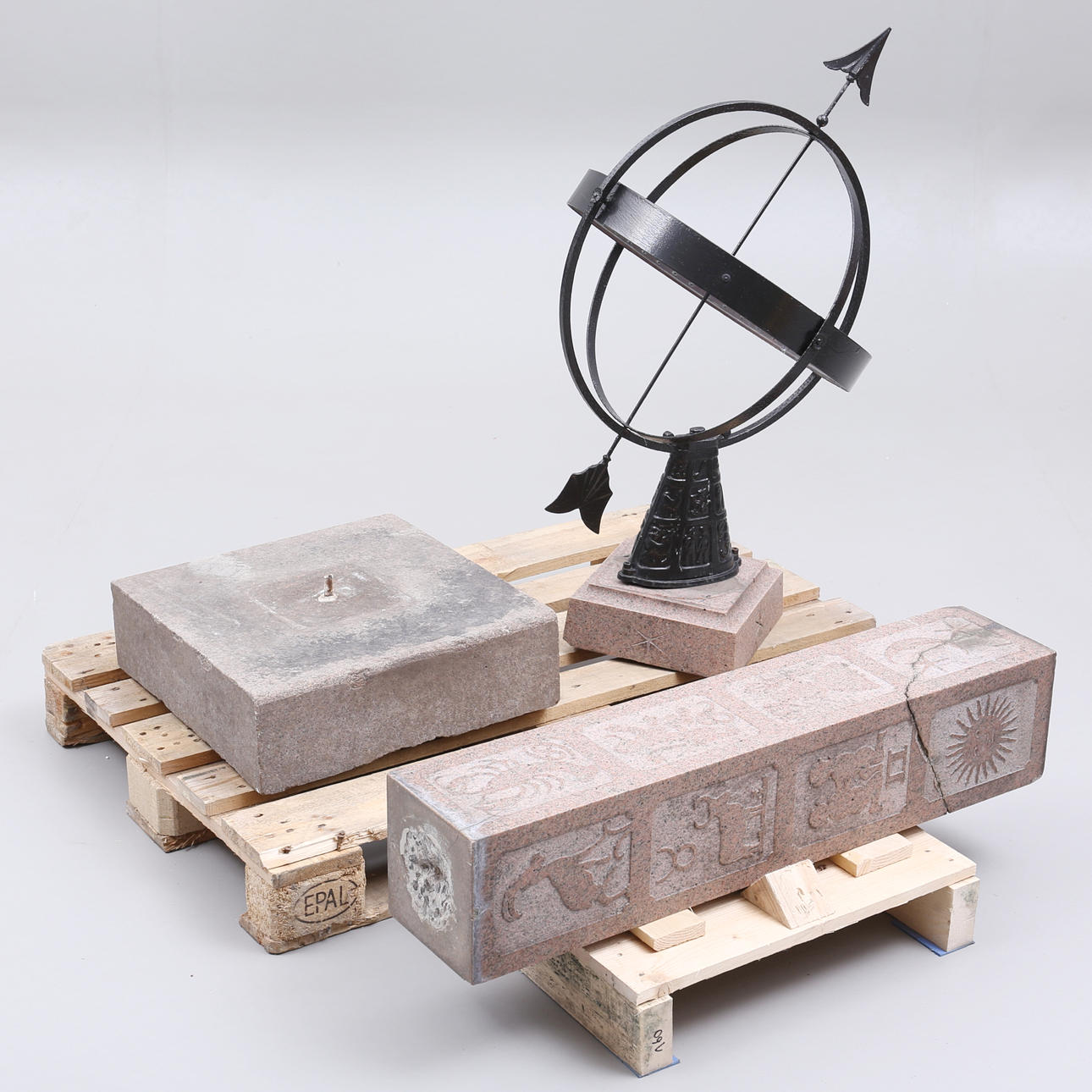 SOLUR PÅ STENFUNDAMENT, 1920-tal.