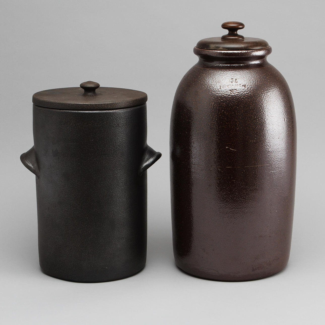 URNOR med LOCK, två stycken, saltglaserat stengods, Höganäs.
