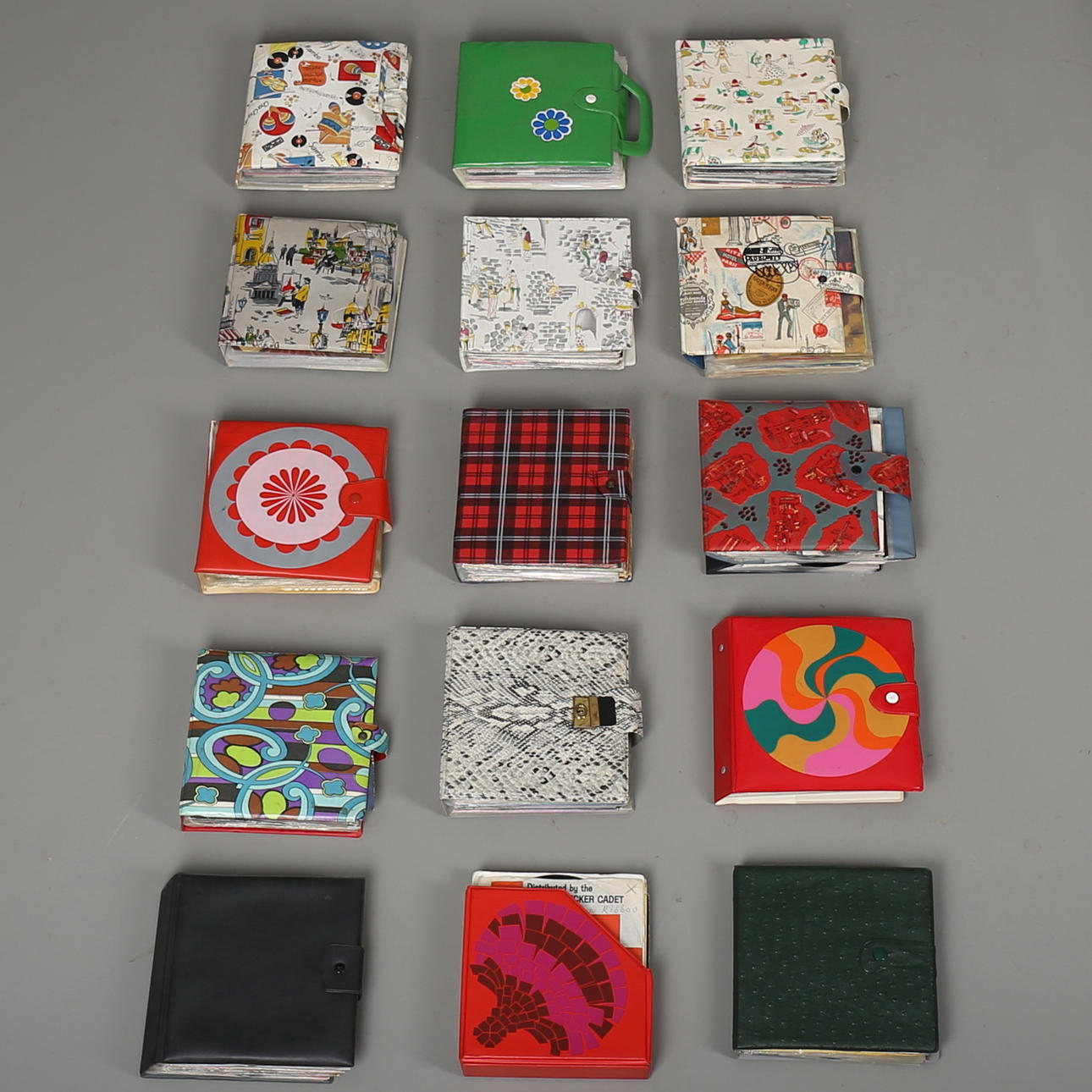 PARTI VINYLSINGLAR i album, ca 200 st, bl a Cliff Richard, Frank Zappa och Dolly Parton.