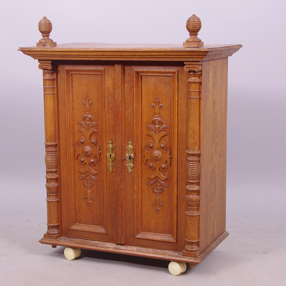 SKÅPSÖVERDEL, ek, nyrenässans.