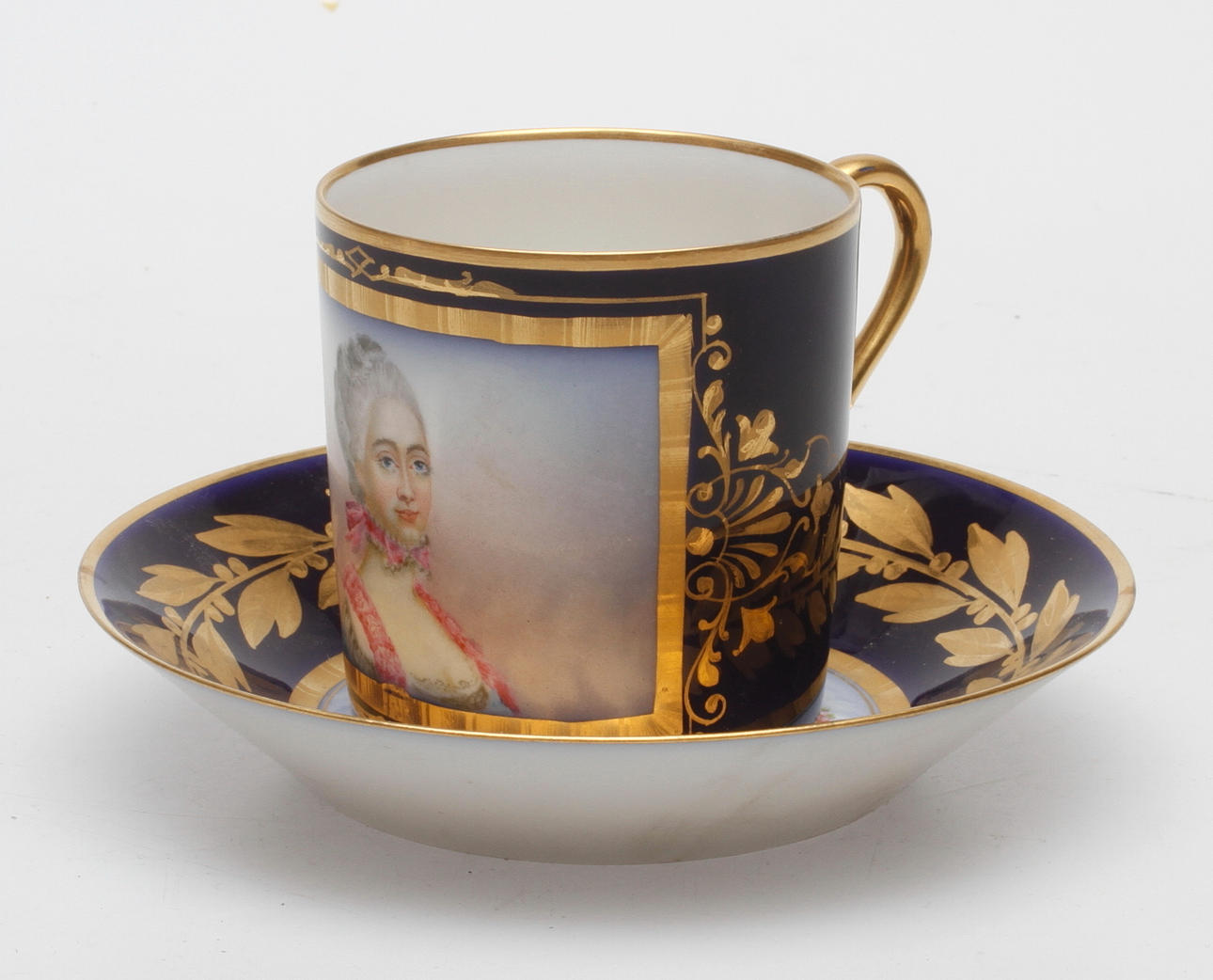 KOPP OCH FAT, porslin, kopp märkt Sèvres 1844, Chateau des Tuileries.