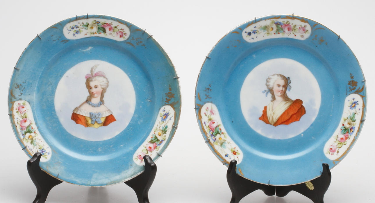 TALLRIKAR, 2 st, Sevrés-liknande, 1800-tal.