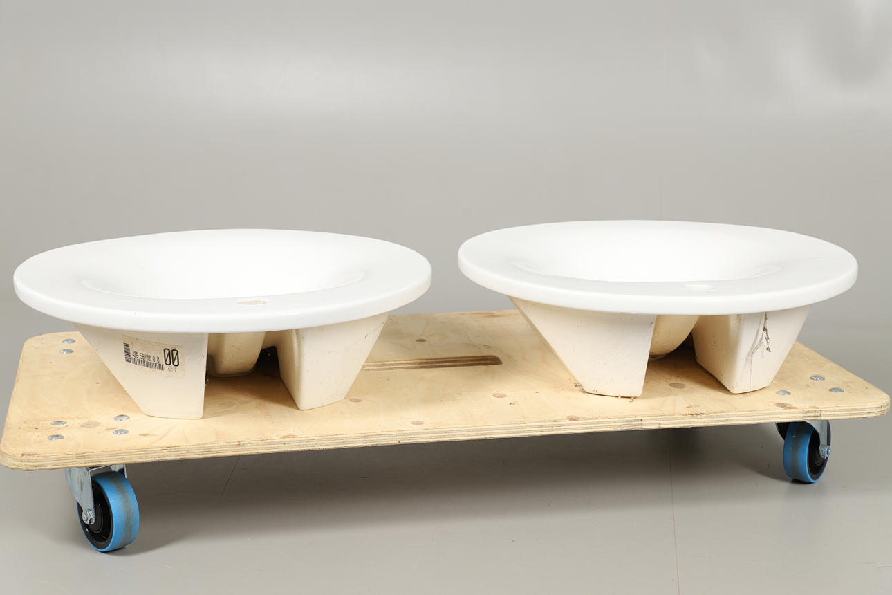 A PAIR OF LARGE MODERN CERAMIC BASINS. Furniture - Other - Auctionet