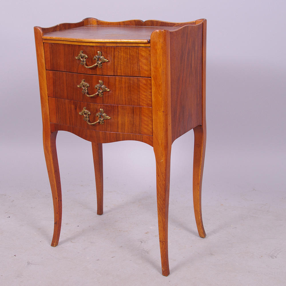 BYRÅ, 3-lådig, mahogny, rokokostil.