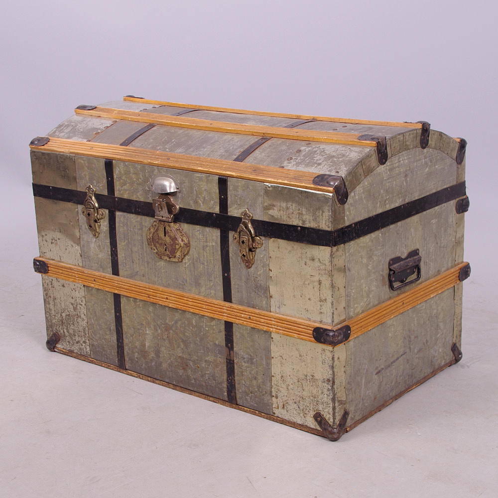 KOFFERT, metall/trä, 1900-talets första hälft.