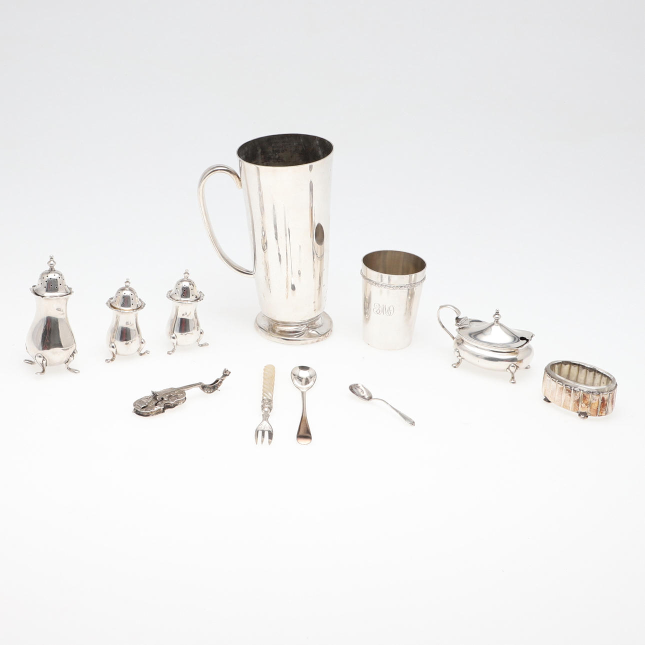 A SMALL MIXED LOT OF SILVER AND SILVER PLATED ITEMS.
