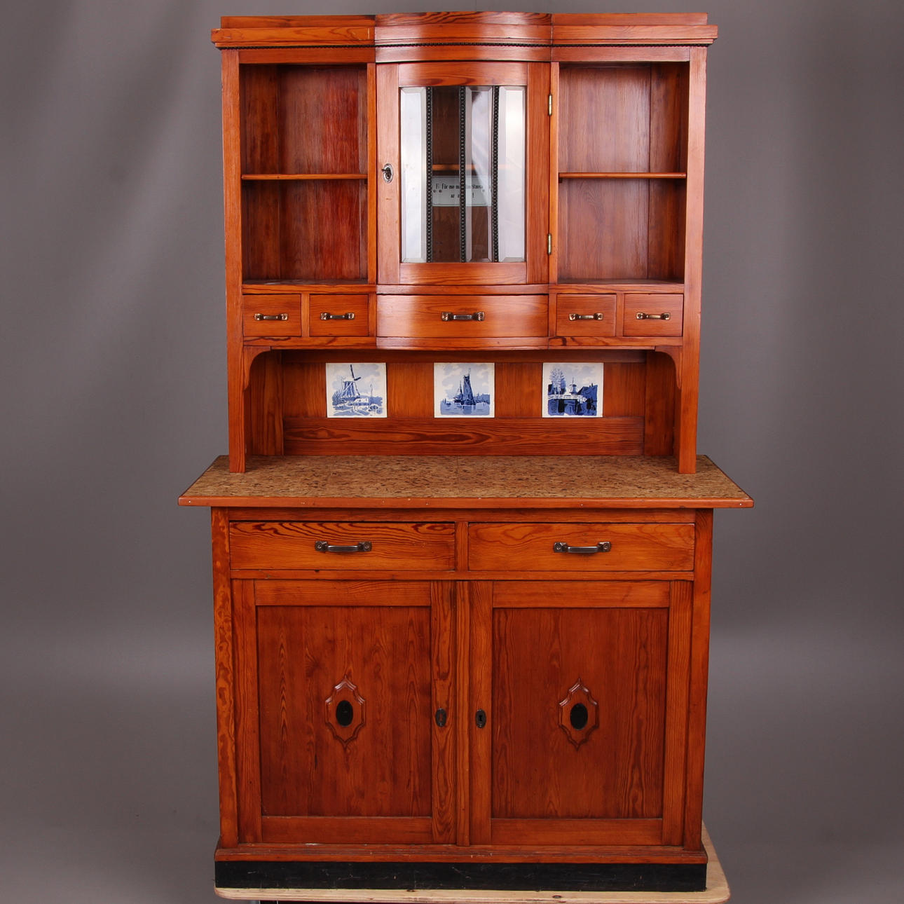 VITRINSKÅP, jugend, 1900-talets första hälft.