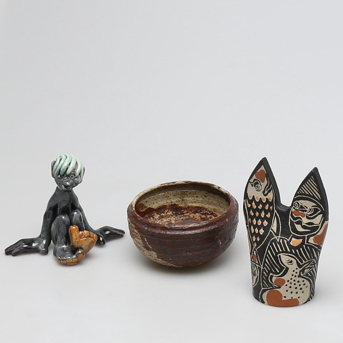 TROLL, skål och skulptur i sten- och lergods, 3 st, bland annat Arabia.
