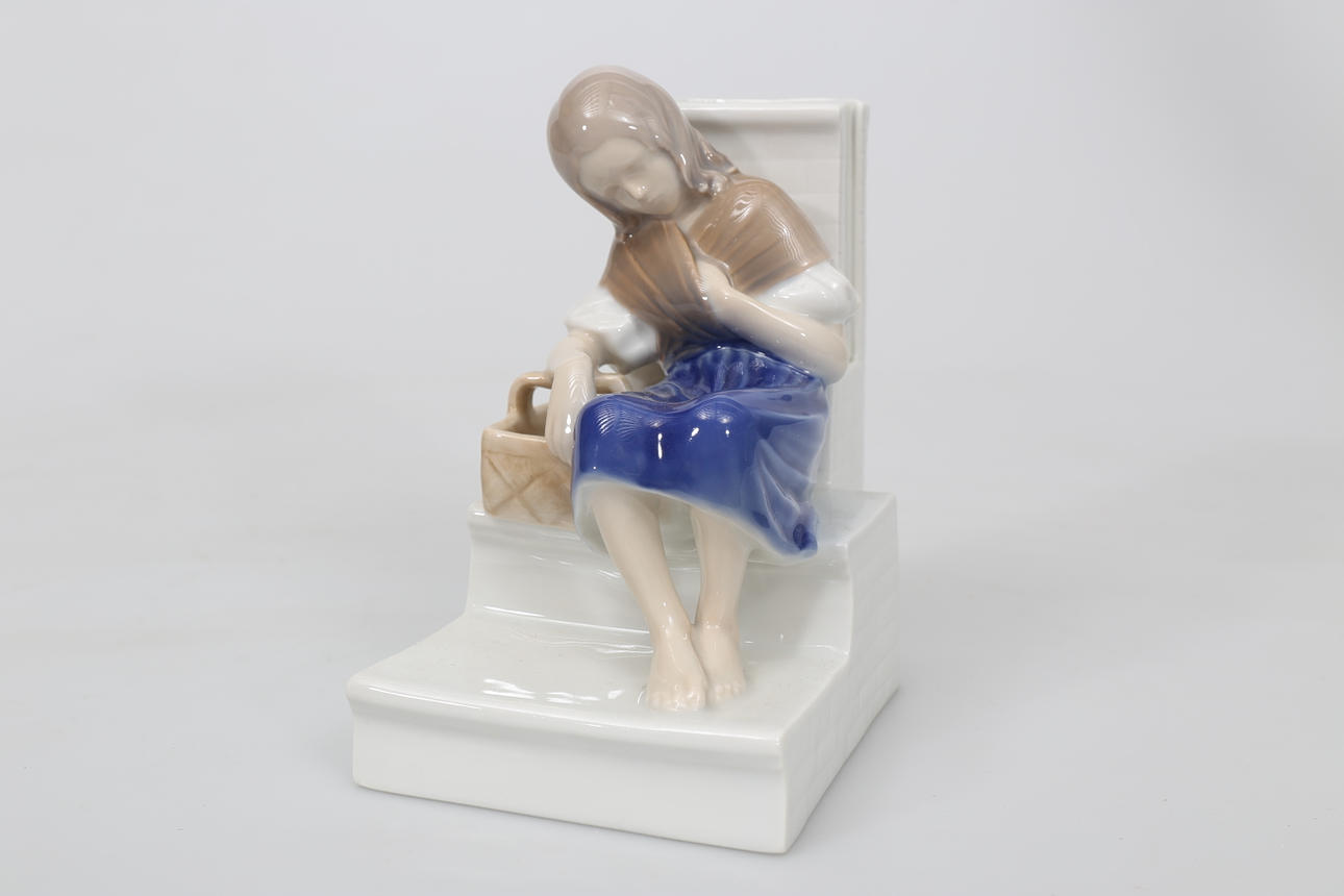 FIGURIN, porslin, Vilande flicka, Bing & Gröndahl.