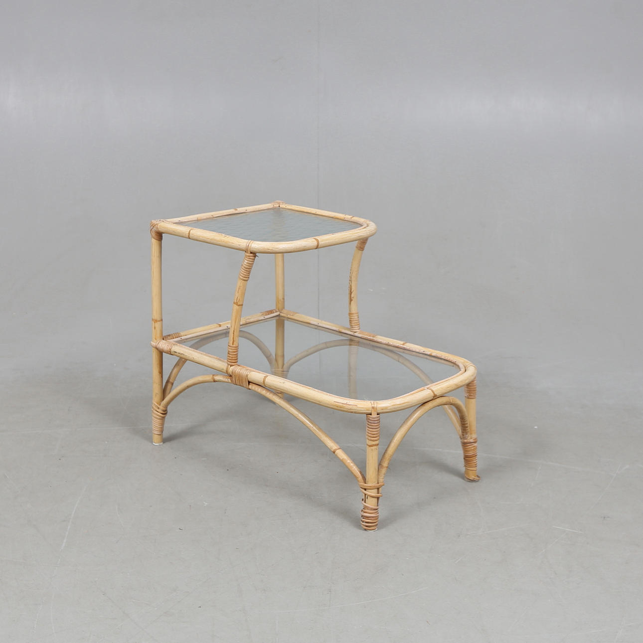 BORD, bambu och rotting.