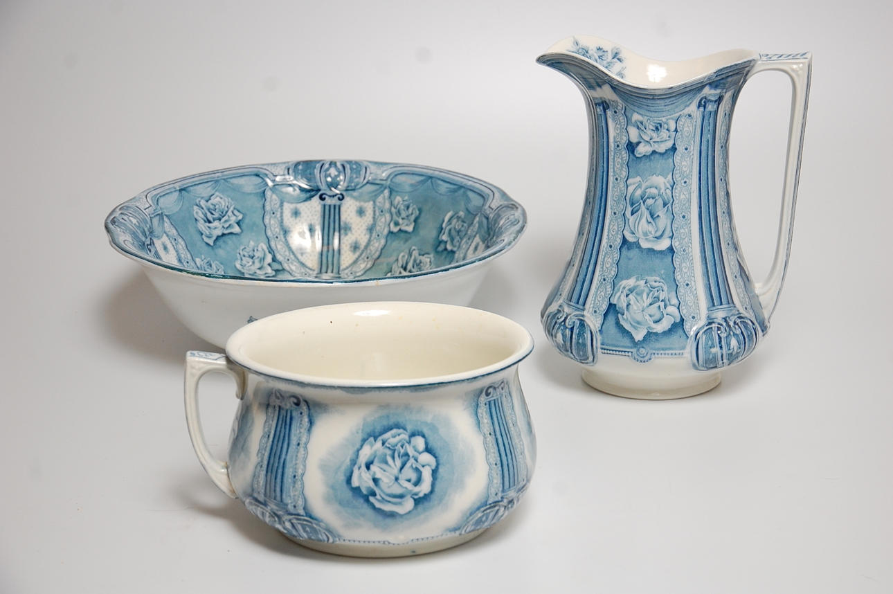 TVÄTTSERVIS, 3 delar, England 1900-talets början.