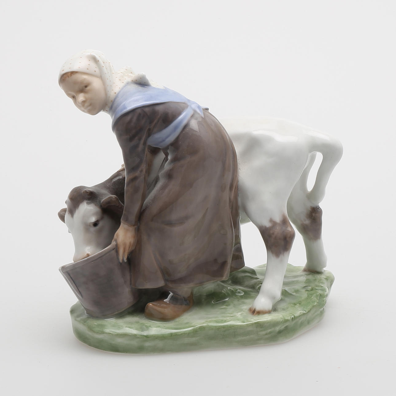 FIGURIN, porslin, piga med kalv, Royal Copenhagen Danmark.