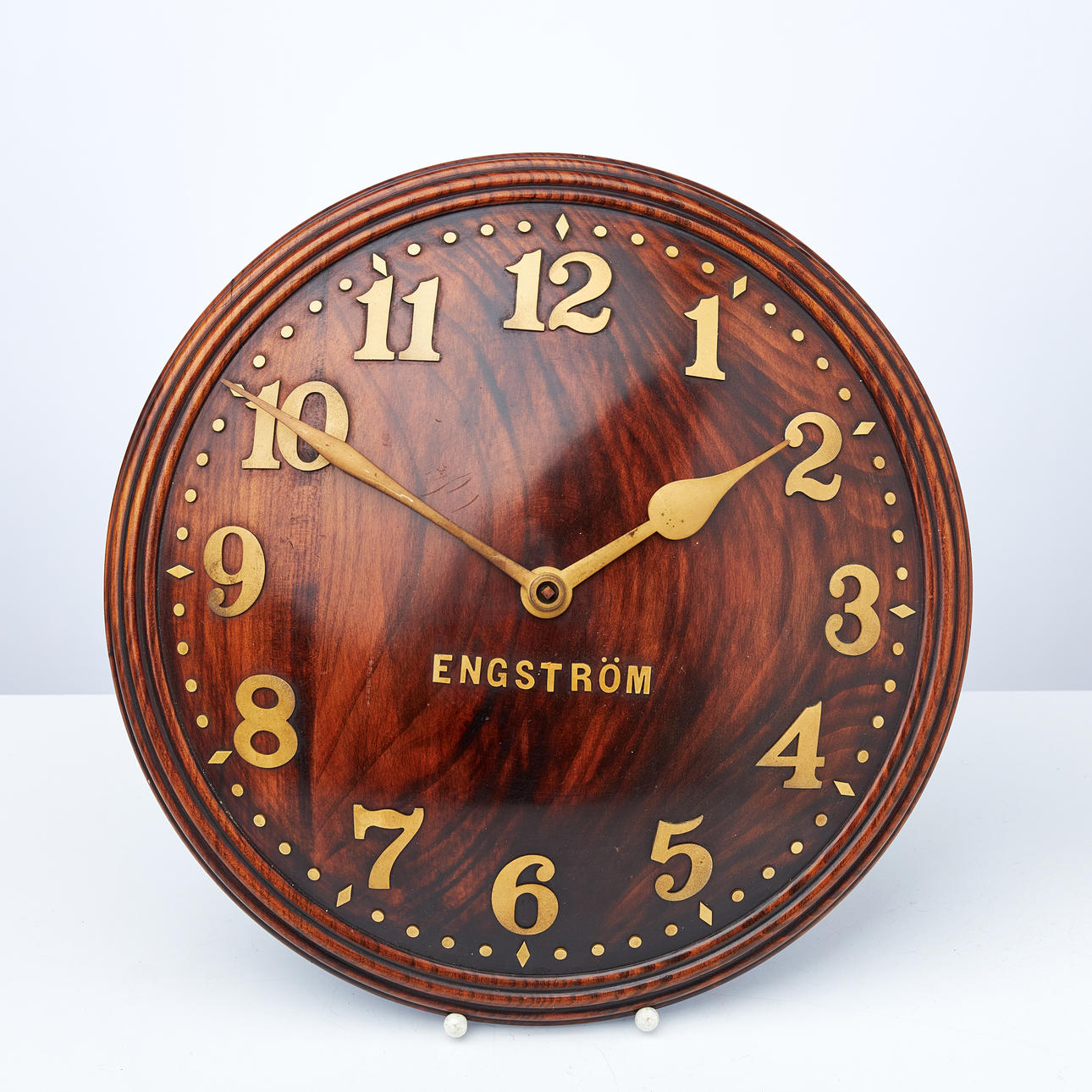 VÄGGUR, Zenith, trä med siffror i metall.