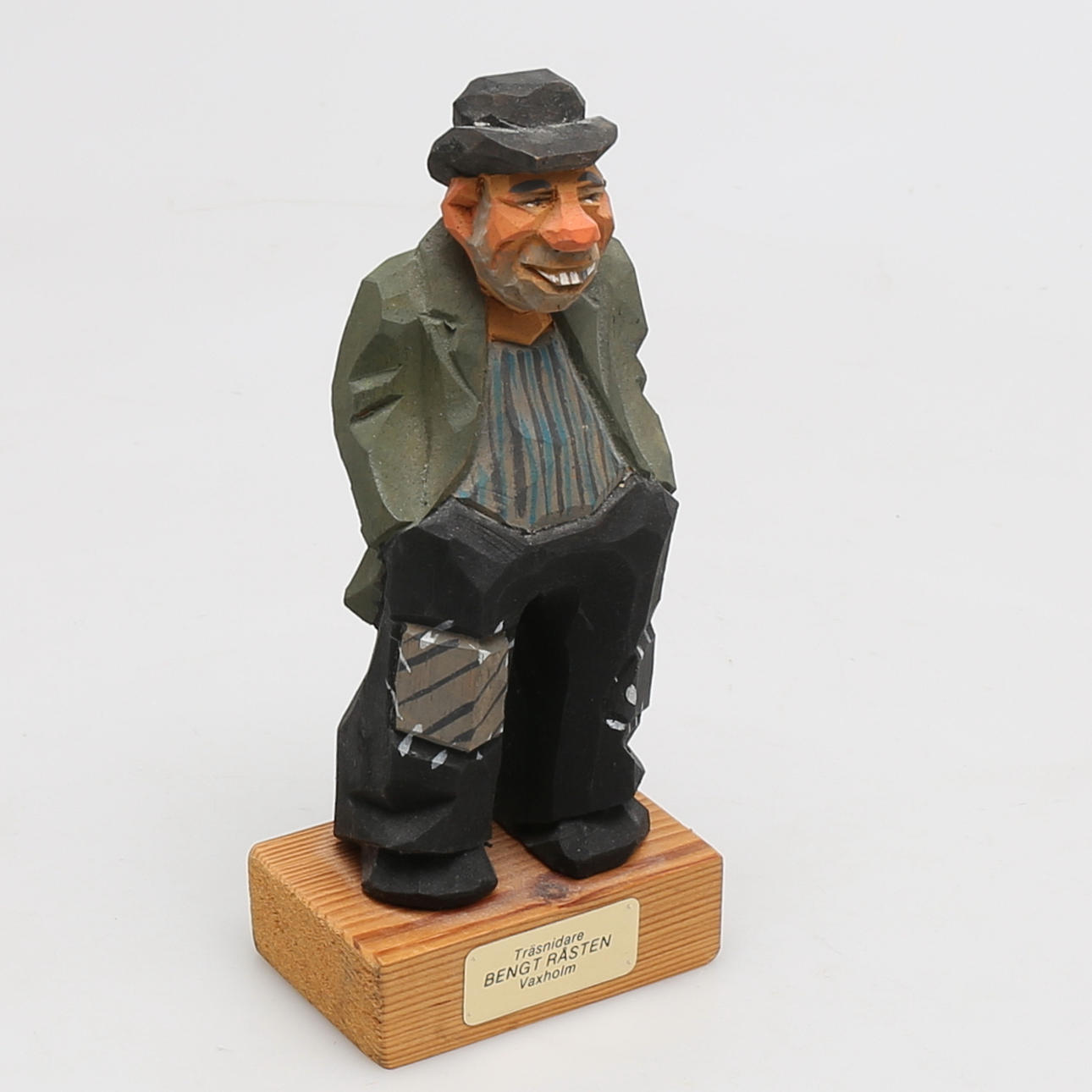 BENGT RÅSTEN. Äldre herre, träskulptur, signerad B Råsten och daterad 1987.