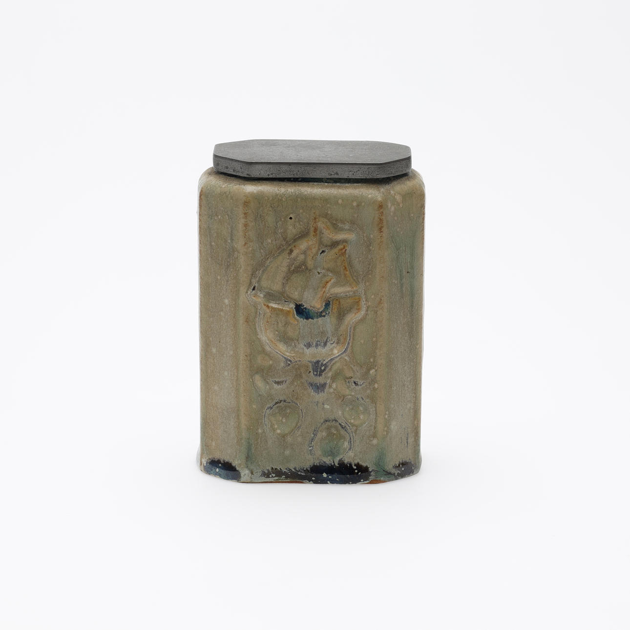 ARNE BANG. LÅGKRUKKE, Tin Låg, Stentøj, Eget Værksted, Danmark, Model: 29.