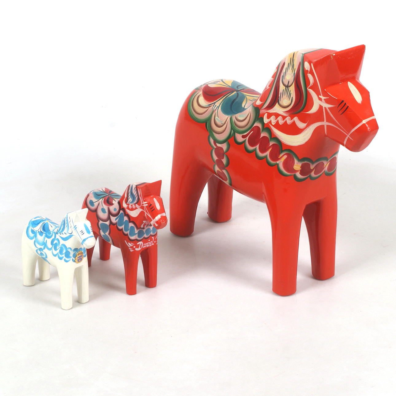DALAHÄSTAR, 3 st, bemålat trä, 19/2000-tal.