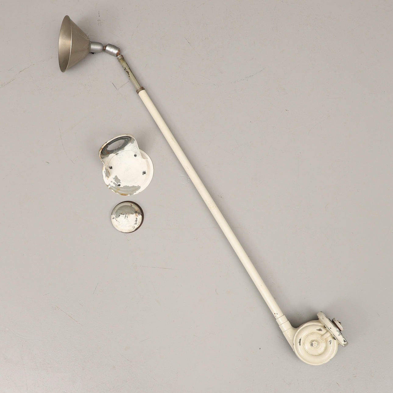 JOHAN PETER JOHANSSON. WANDLAMPE, „Triplex, Typ AX“, Industrieleuchte, grau lackiert, Entwurf 1919.