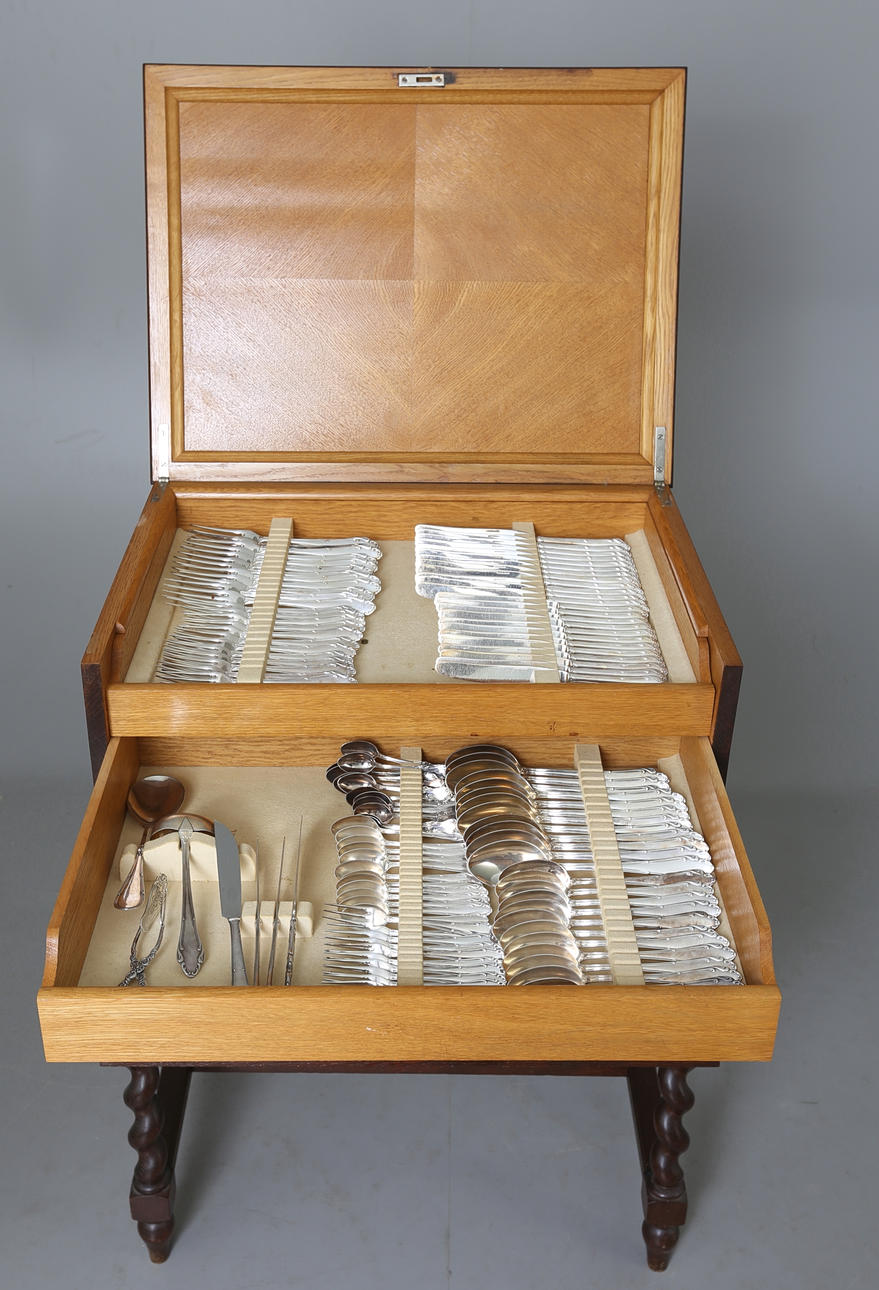 NYSILVERBESTICK med schatull, 115 delar.