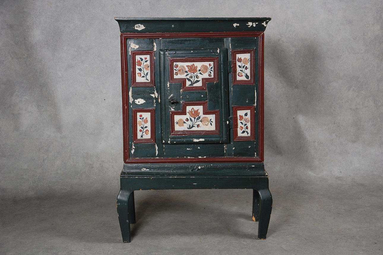 VÄGGSKÅP, allmoge på benställning, 1700-tal.