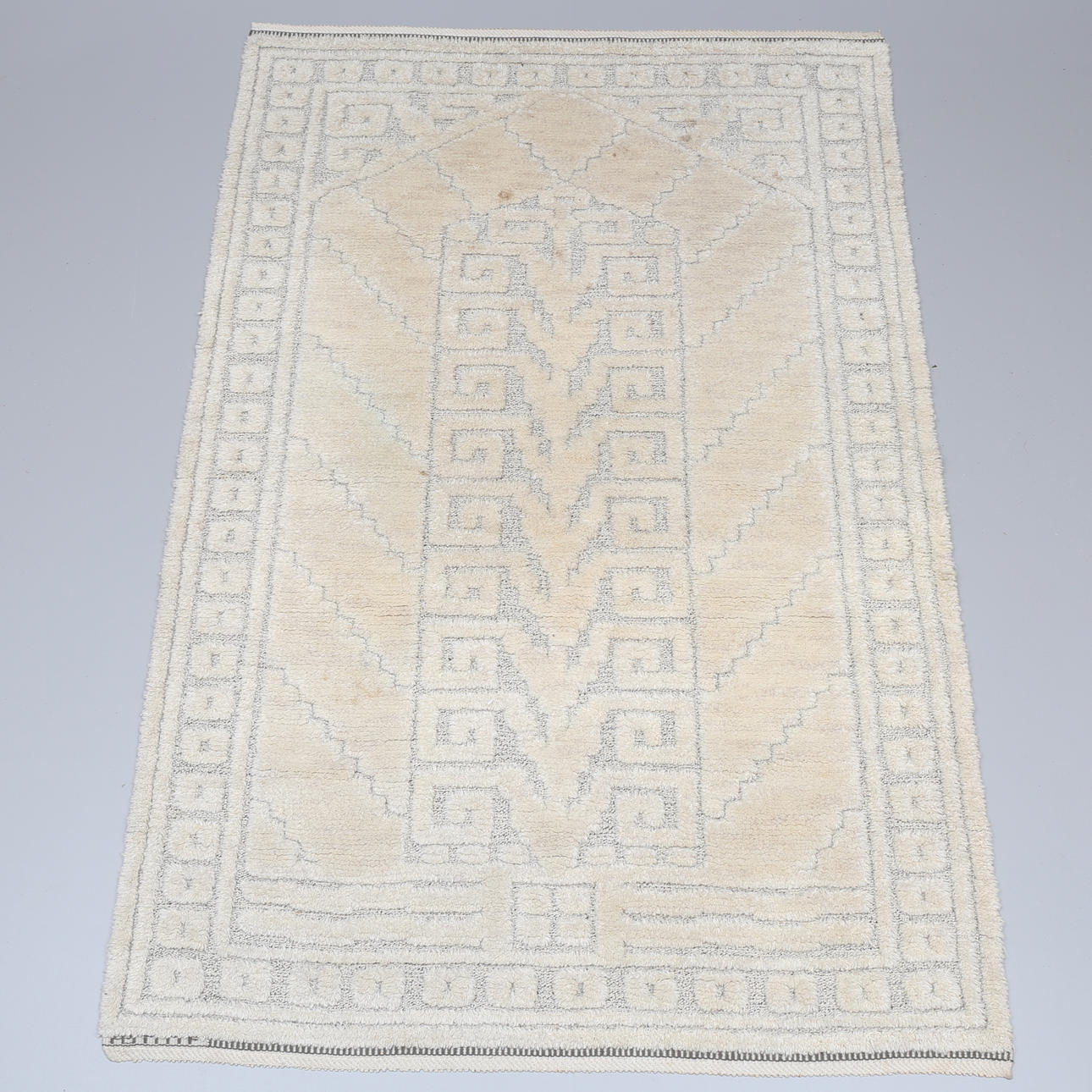 MATTA, "Vita spetsporten", relifefflossa, signerad AB MMF (Märta Måås-Fjetterström), ca 207x134 cm.